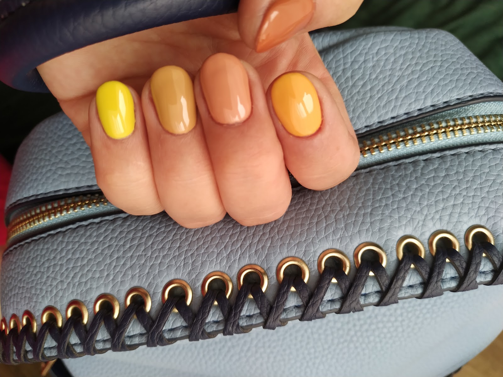 Kolorowy manicure w odcieniach żółci i pomarańczu