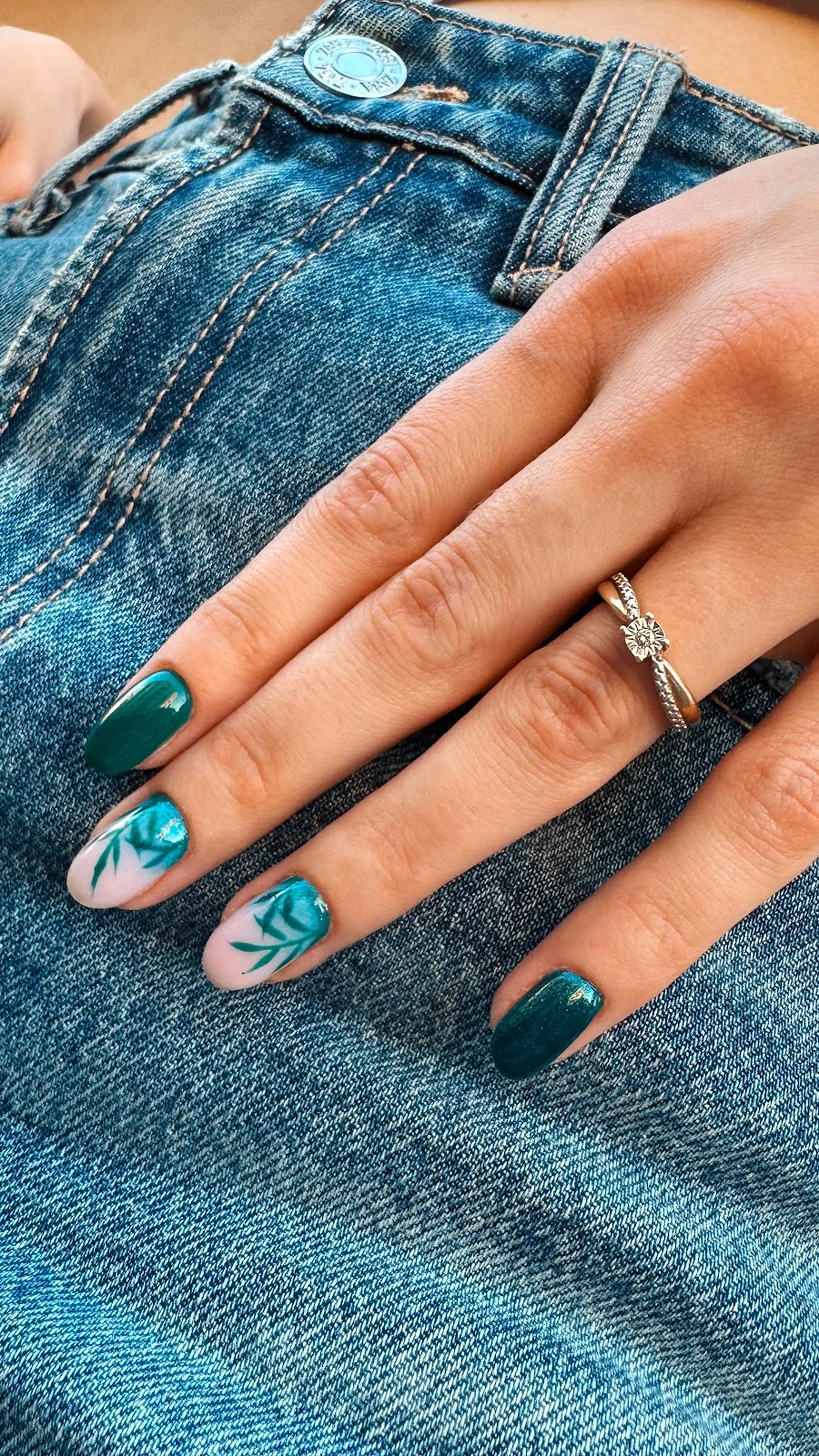 Zielony manicure hybrydowy z motywem liści
